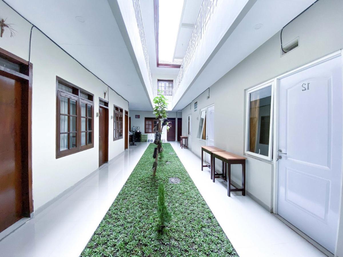 Reddoorz At Simpang Borobudur Blimbing  Exterior photo