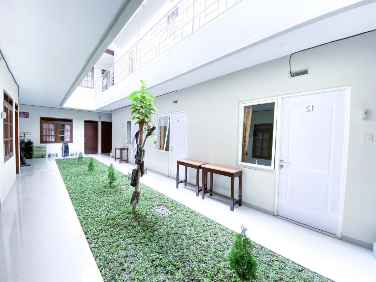 Reddoorz At Simpang Borobudur Blimbing  Exterior photo