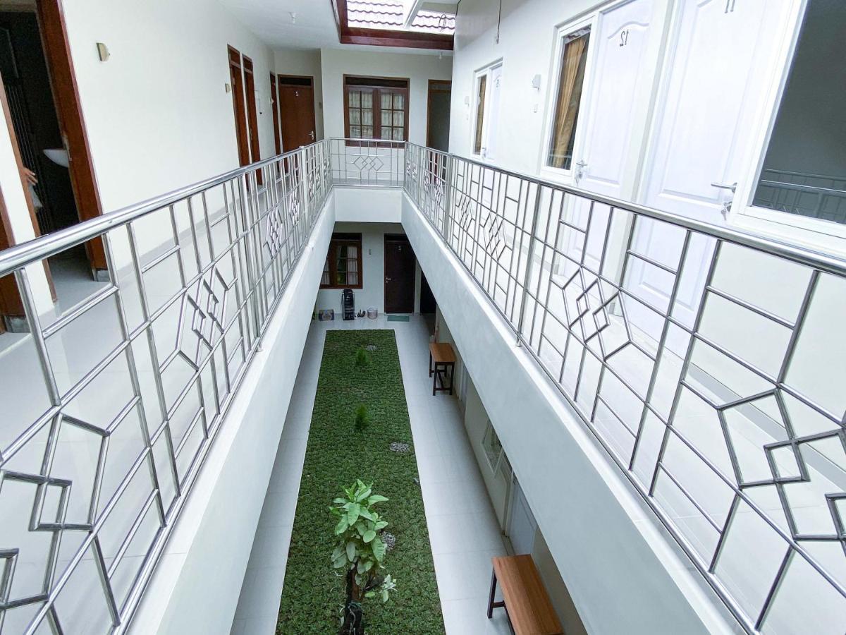 Reddoorz At Simpang Borobudur Blimbing  Exterior photo