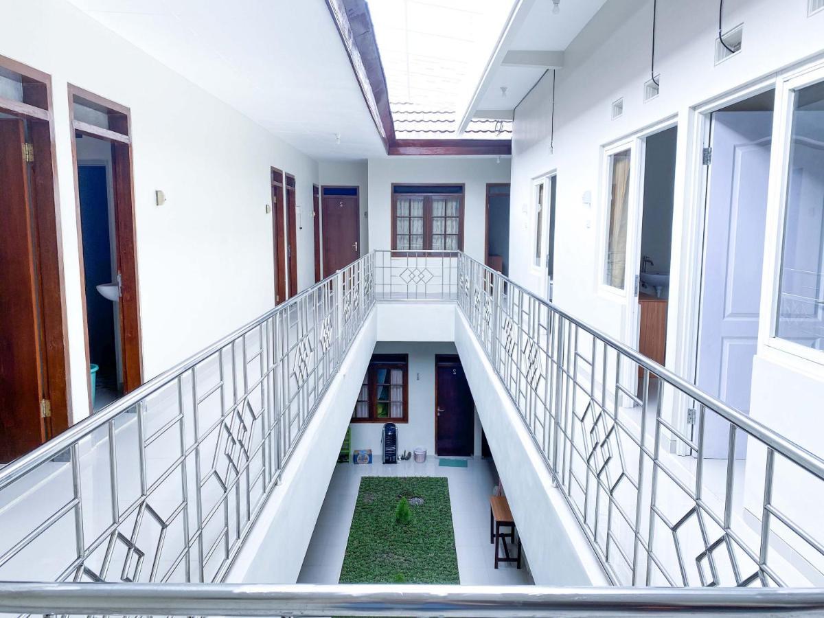 Reddoorz At Simpang Borobudur Blimbing  Exterior photo